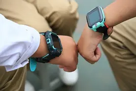 儿童电话手表受追捧 产品质量问题引家长担忧图片