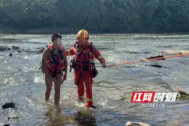“熊孩子”下河野泳被困河中 醴陵消防成功救出三人图片