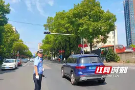 三个红绿灯“罢工”株洲民辅警集体指挥保畅通图片