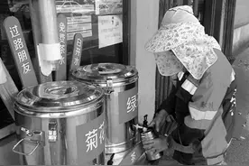 女店主免费茶摊一摆就是10年图片