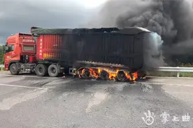 曲靖拉煤货车高速路上爆胎起火 消防紧急出动救援图片