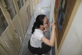修复文献的年轻人：推开门之后，才能看清热爱图片