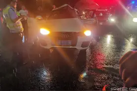 半挂车私家车雨夜相撞 女子被困驾驶室图片