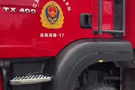 郑州街头，一位大爷的举动让人动容……图片