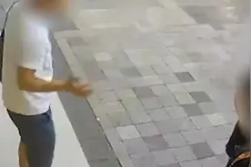 转身看见有婴儿，男子主动掐灭手中香烟视频封面