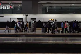 郑州东站逐步恢复秩序 可乘与目的地一致的不同车次列车图片