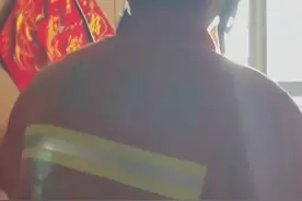 芜湖一女子路过单元楼听见呼救声 原来是一对母子被困家中图片
