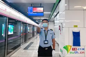 从一线到一线，北京地铁员工参与雨夜中的生命接力图片