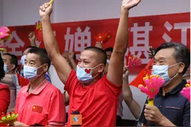 全红婵把奖励的零食留给弟妹吃，自己买最便宜的辣条图片