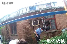 乘凉老听到异响，老太拨开草丛一看，1米多长大蛇正朝她吐信子图片