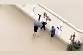 襄阳暴雨致学校一片汪洋内涝严重 众人砸围墙泄洪图片