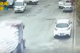 警惕“开门杀”！乘客开车门撞倒电动车...图片