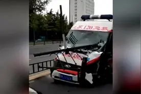 扬州一辆运送防疫物资救护车撞护栏受损严重，所幸司机无大碍