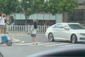 广东俩女孩趴在斑马线上拍照 最新进展来了图片