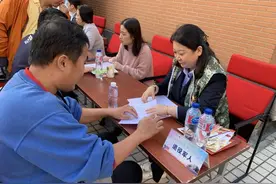 人靠谱事办妥！这位快递小哥原来是名“兵哥哥”图片