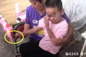 泰安男童手指卡进铁片，怕挨熊忍了一夜，消防员用细绳缠绕取出图片