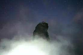 凌晨2点的梵净山云海星空奇观 摄影师耗时5小时拍到图片