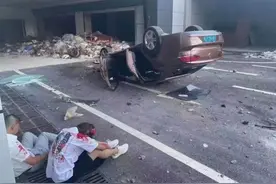 事发昆明车行天下，22岁女子试驾二手车，从3楼“飞”下…两人受伤图片