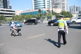 行人不走斑马线、电动车逆行……徐州交警开展文明交通专项整治行动图片