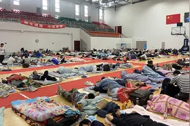 直击“灿都”影响下的临港安置点：绣鞋垫，看《扫黑风暴》图片