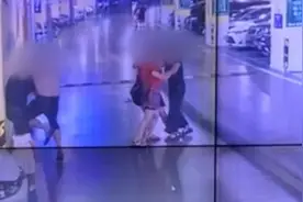 停车场内两车剐蹭，矛盾升级双方大打出手视频封面