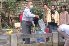 琵琶泉边最靓的仔！济南大爷自制“黑科技”取水装备，网友：人类高质量打水图片