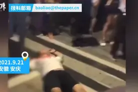 安徽一男子街头殴打女子，被群众指责后顺势躺倒！网友看呆图片