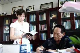 《袁隆平画传》作者辛业芸：我们无法抵抗浪潮，但会永远记得灯塔图片