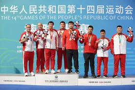 摔跤——男子古典式130公斤级决赛：山东队选手肖棣夺冠图片