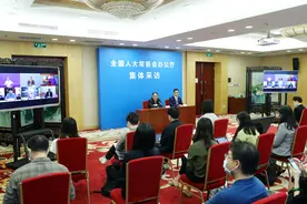 治沙英雄石光银：我7岁那年，一个小伙伴被沙尘暴吞噬了图片