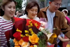 奥运冠军陈梦回青岛， 小区居民夹道欢迎视频封面