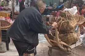 新假肢安装好了！曾用木棍电线自制假肢 大爷如今走得又稳又快：“比原来好得多”图片