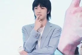 华晨宇雾蓝西装清爽有型 鲻鱼头发型有型吸睛图片