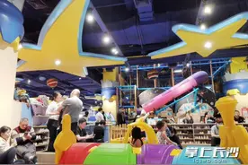 天气骤冷，沉浸式遛娃带旺长沙商场人气图片