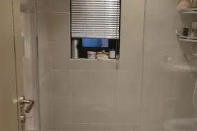 割伤50多处、缝了20多针，光着身子正在洗澡，淋浴房钢化玻璃突然爆裂图片