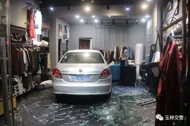 堵在门前的车，最终还是一脚油门冲进店里图片