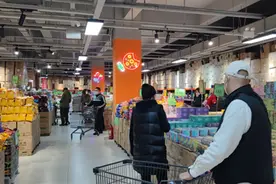 食品折扣仓改“打法”，为吸引中老年顾客卖上了生鲜图片