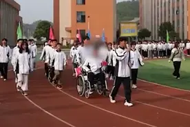 湘西一90后老师邀请残疾学生参加运动会开幕式，家长：这是第一次图片