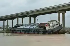 台风天气下六船碰撞还撞损桥墩，谁来担责？图片