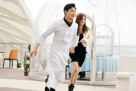 王彦霖大方晒女友泳装照，长腿又细又直，隔太远被网友嘲像偷拍图片