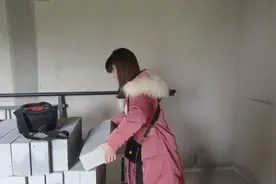 农村夫妻装修房子，泥工进场，老公做了什么事？让老婆哭笑不得视频封面