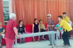 威海东发老年公寓丨趣味游戏之你来比划我来猜图片