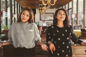 高圆圆近照太心机？巧遮缺陷嫩成少女，和素人合影却被认成路人图片