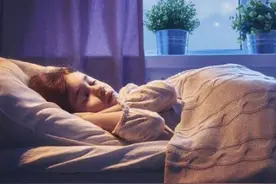 女儿问：爸爸妈妈为啥总是半夜上厕所，老公的回答很机智图片