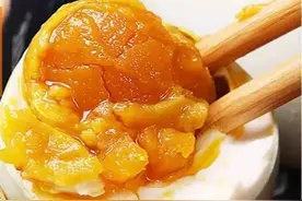 腌咸蛋时，加水腌是不对的！偷偷加一点它，蛋黄个个起沙流大油图片