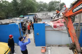 降低高度避检查，祈年大街西侧一处违建被拆除图片