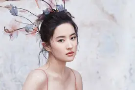 女生脸上有这6个特征，尽量别披着头发，把头发扎起来更漂亮图片