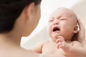 宝宝晚上总是哭闹不睡觉？可能与这些原因有关，用这几招试试看图片