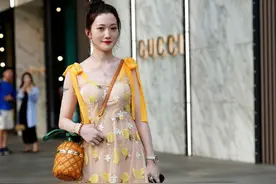 路人街拍：校花身穿淡黄色长裙，美成一道风景线，路人纷纷侧目图片