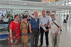 游客在高铁站突发心脏病，他用一根银针救命！候车室秒变“追星”现场图片